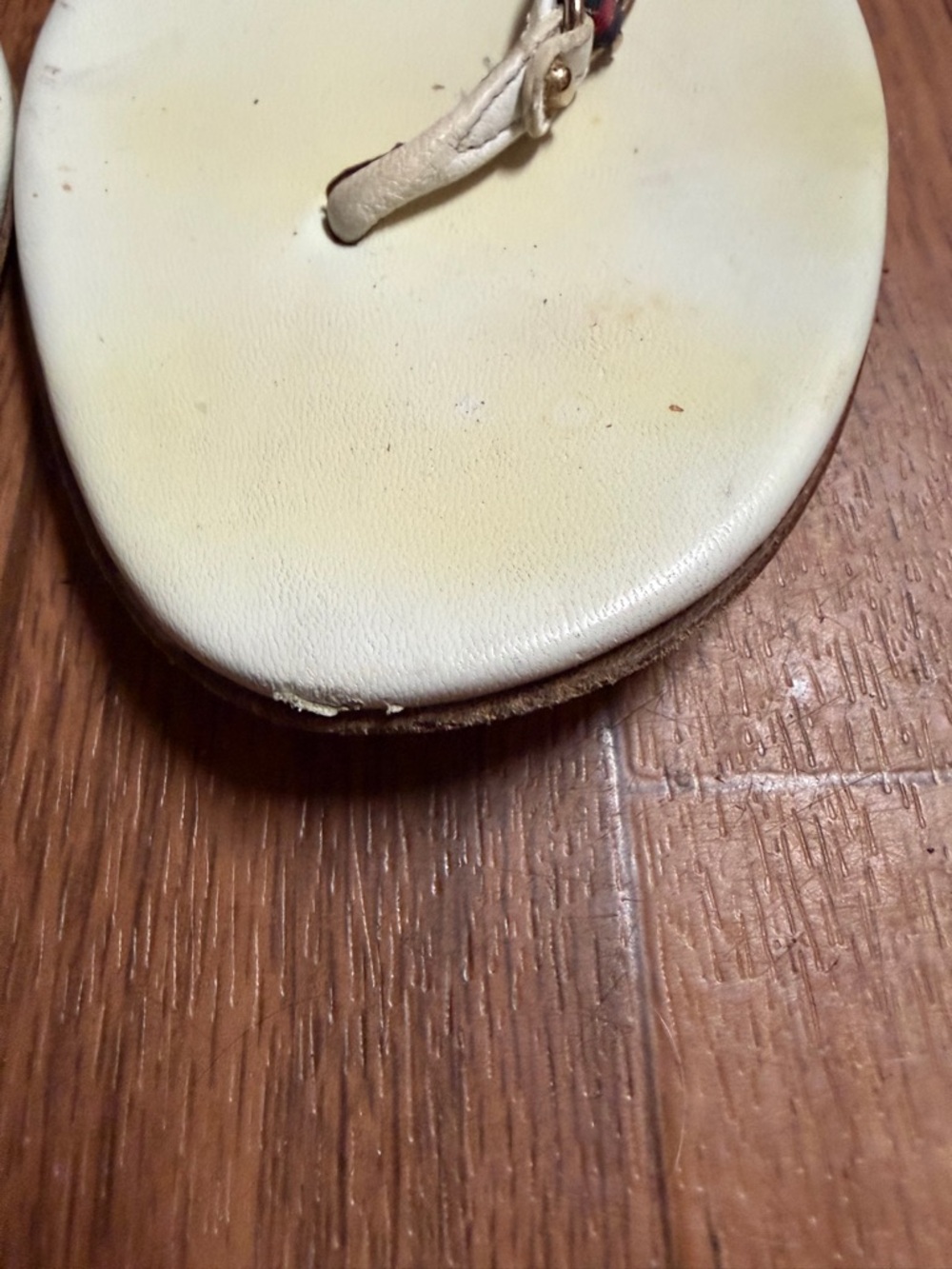Gucci Ivory T-Strap Sandals with Chain Accent - Picture 6 of 10